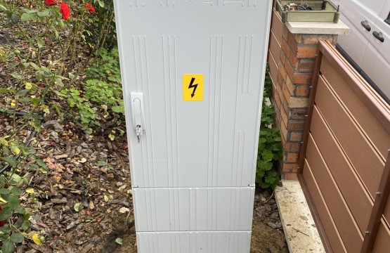 Double measuring point standing on the ground